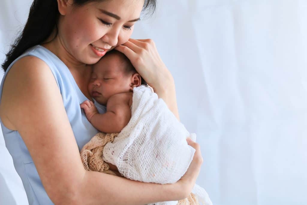 10 smart reasons to say no visitors after birth